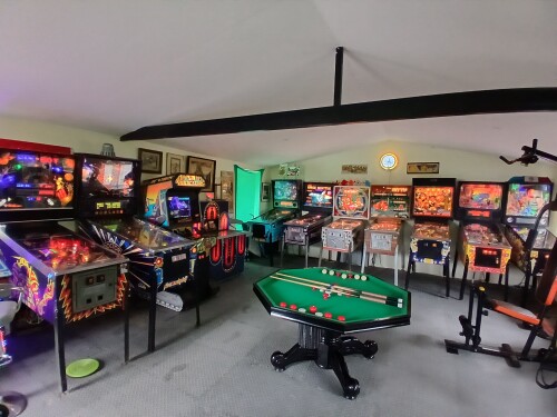 10-pinball-machines.-jukebox-and-bumper-pool.-Richard-Blank-Costa-Rica-Collection.jpg